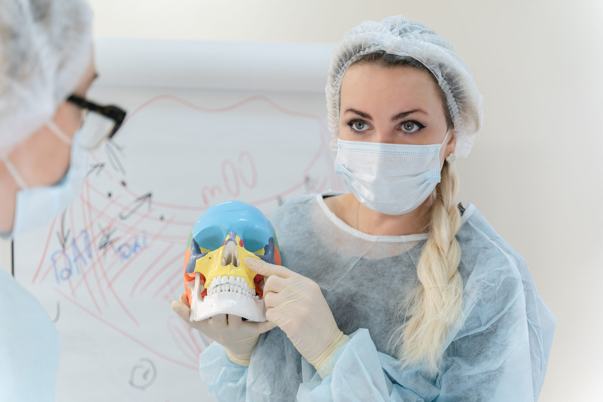 SMAS-лифтинг — это такой метод подтяжки, который воздействует на кожу и глубокие слои лица, включая поверхностную мышечно-апоневротическую систему (этот уровень и зовётся СМАС). Во время ритидэктомии хирург работает в основном на кожных слоях и поверхностных тканях. 