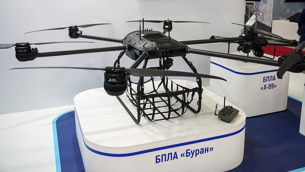 На фото: новейший БПЛА «Буран», прозванный за свой внешний вид «русской Бабой-Ягой». Источник фото: https://www1.ru/news/2024/09/25/russkaia-baba-iaga-s-granatoi-geksakopter-buran-dlia-evakuacii-ranenyx-razrabotali-v-rossii.html