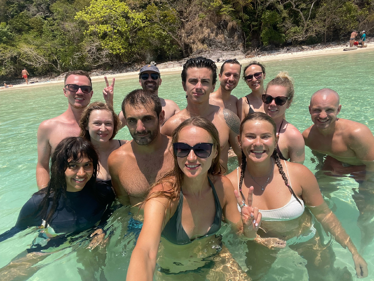 такая дружная компания сложилась в коворкинге в Таиланде