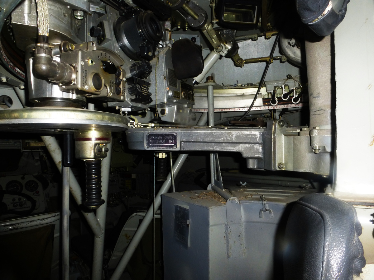 Рабочее место наводчика. В левом углу над рукоятками приводов наведения -пульт управления системой запуска дымовых гранат "Туча"; правее- блоки дневного и ночного прицелов 1ПЗ9 и ТПН3-42 соответственно. Фото: otvaga2004.ru 