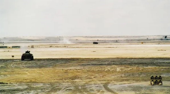 Показательные стрельбы БТР-80А в Абу-Даби на полигоне Al-Maqatra, март 1995 года. Выставка вооружений IDEX-95. Фото: marx-mil.com