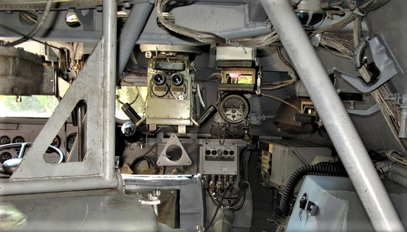 Вид на правый борт со стороны боевого отделения. Хорошо видно, что возможность применения передней амбразуры сильно затруднена.