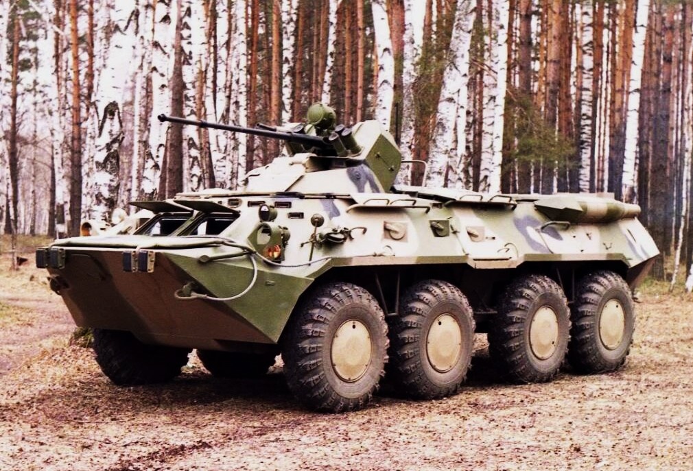 БТР-80А с дополнительной защитой крыши корпуса и башни.