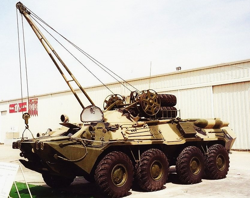 БРЭМ-К с поворотным ручным краном в рабочем положении на выставке IDEX-97.