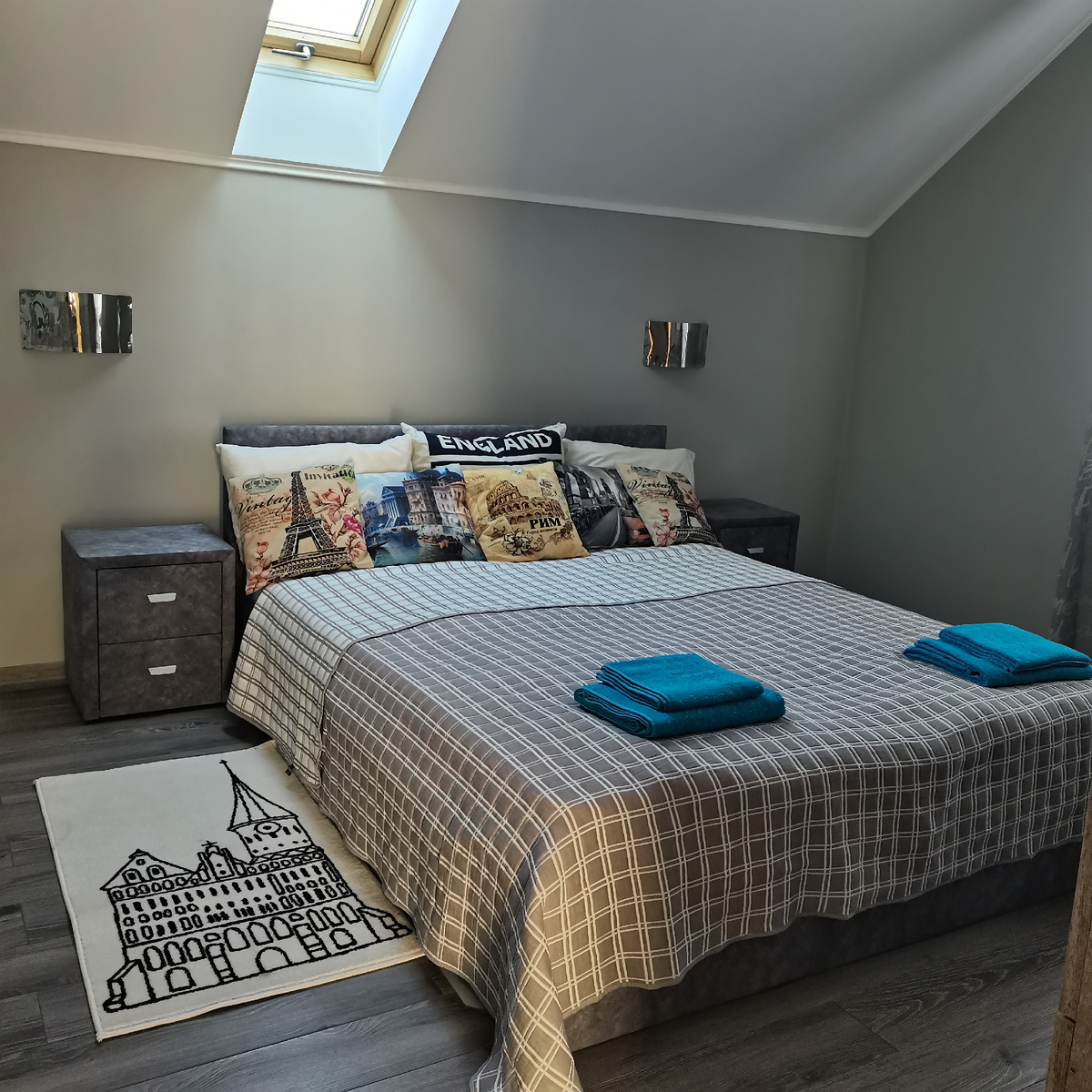 Месяц назад купила прикроватные коврики с типа Кёнигсбергом. 2 штуки. 