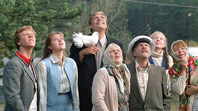 Кадр из фильма "Любовь и голуби", 1985 год, реж. Владимир Меньшов 