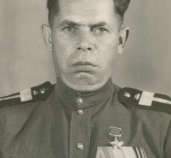 Когда снаряд поразил его Т-34, он продолжил вести машину одной рукой. Подвиг 20-летнего Героя Советского Союза Василия Екимова