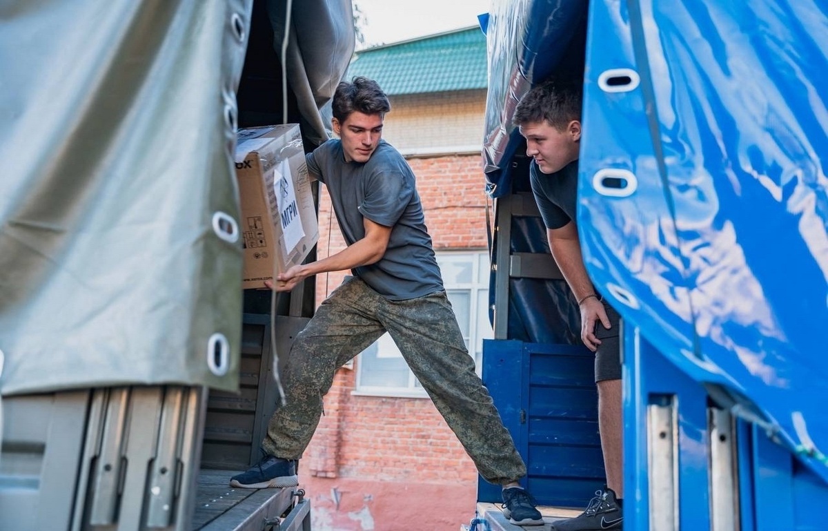    В Курске участники акции «Вузы для фронта» передали гуманитарный груз для военных