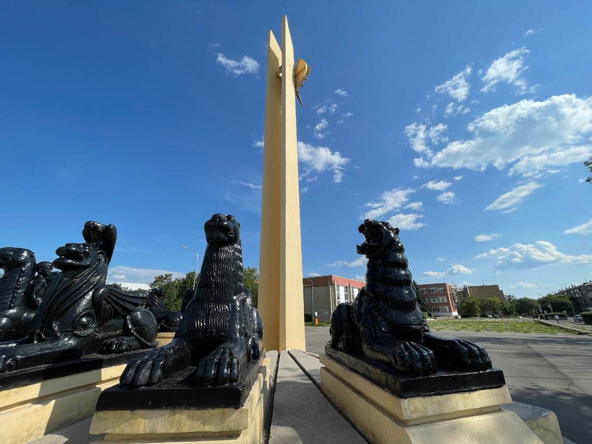 Скульптурная группа "Солнечные часы"