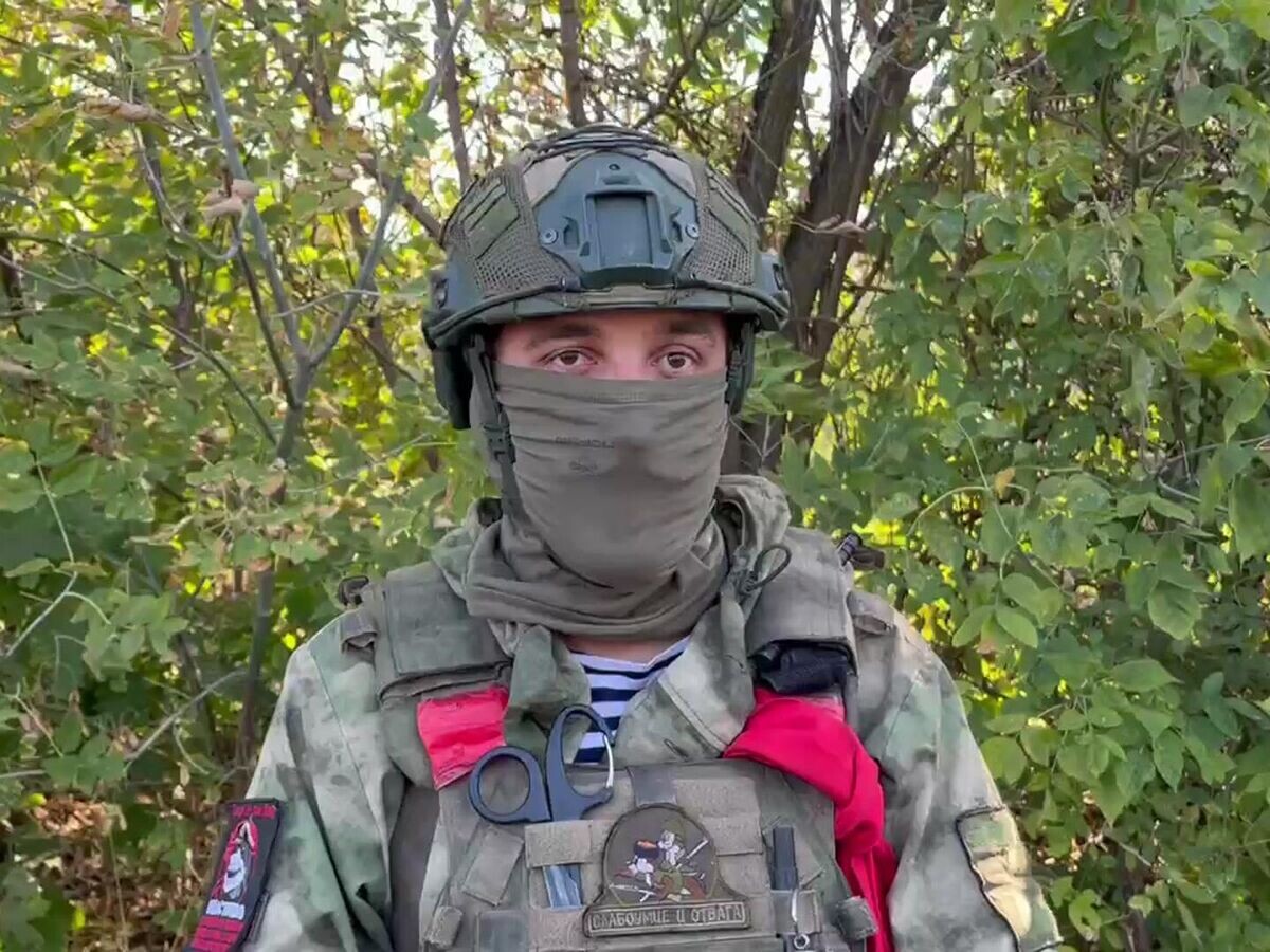    Комбат Як рассказывает, как удалось подавить пулеметное гнездо© РИА Новости . Давид Нармания