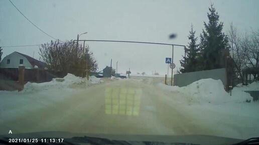 Смотрите внимательно за чёрной иномаркой.