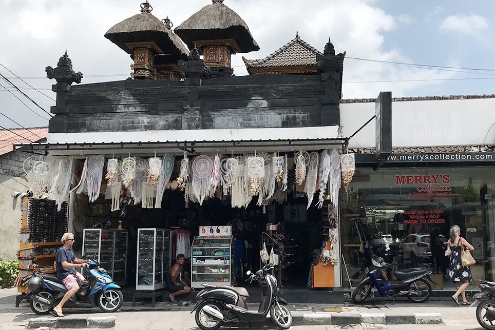 В Куте и Семиньяке на каждом шагу магазины или палатки с сувенирами, футболками, очками. Торговаться обязательно: цены всегда завышают