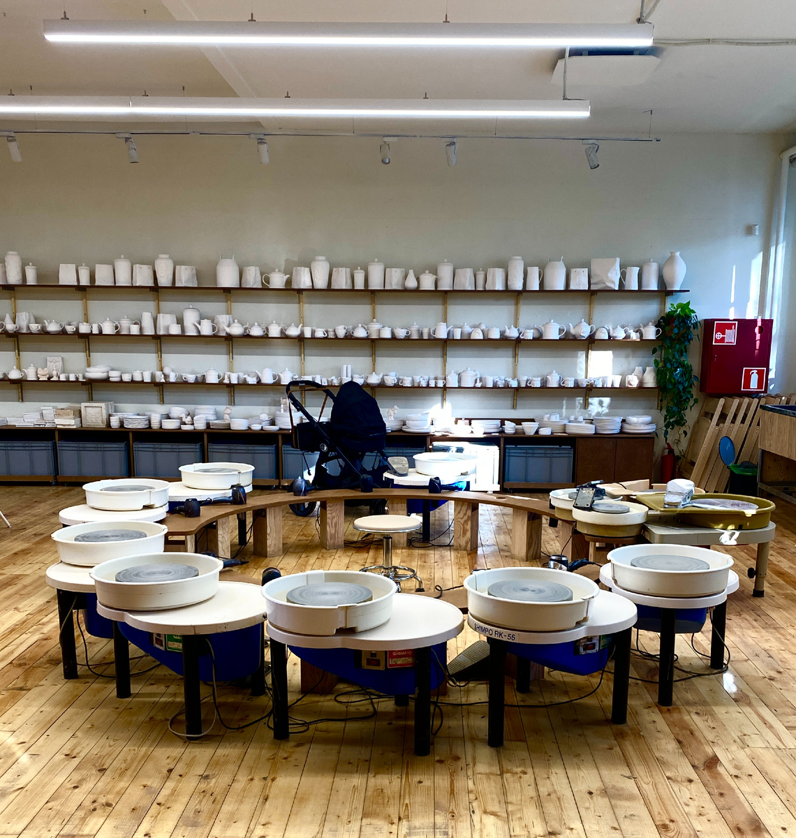 в школе давольно просторно и много оборудования, можно записаться на занятие на гончарном круге