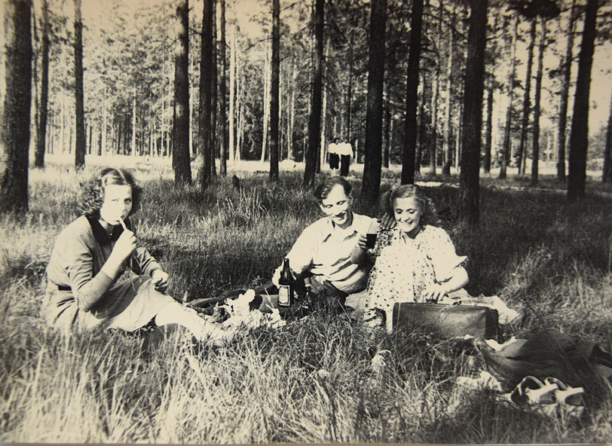 1952 год. Молодые бабуля и дедуля (справа) на пикнике с друзьями