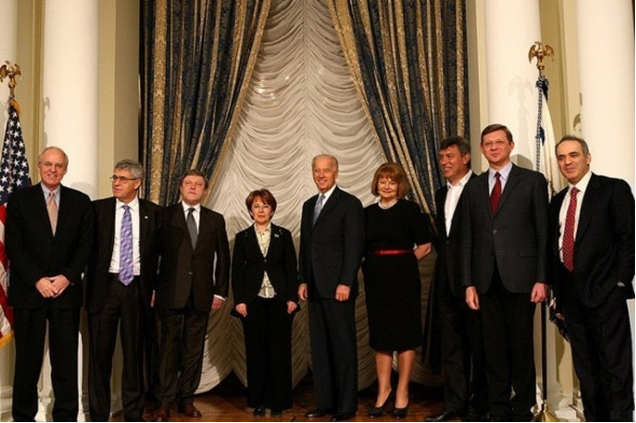 10 марта 2011 г. США. Слева направо: Дик Чейни (вице-президент США), Леонид Гозман, Григорий Явлинский, Оксана Дмитриева (СР), Джозеф Байден (вице-президент США), Нина Останина (КПРФ), Борис Немцов, Владимир Рыжков, Гарри Каспаров.