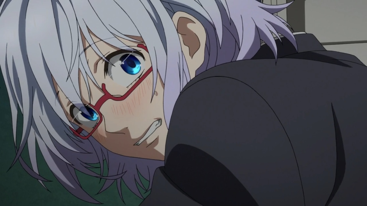 Парень повернул голову и Хина увидела, что у него были очки, а с длинными голубыми волосами он был похож на девчонку. Но то, что ему снизу было видно, его ошеломило больше и он подумал... "Красивые"...