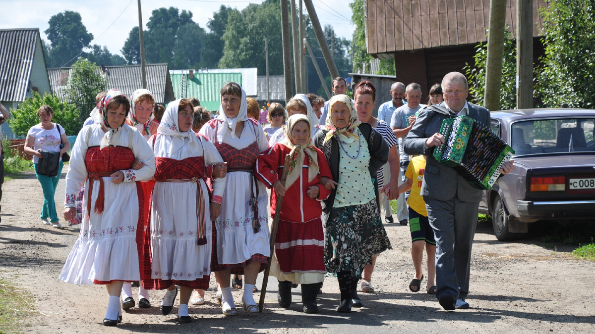 Всей семьей и гармонистом идут на праздник пожилого человека, Вологодская область, 2019 год