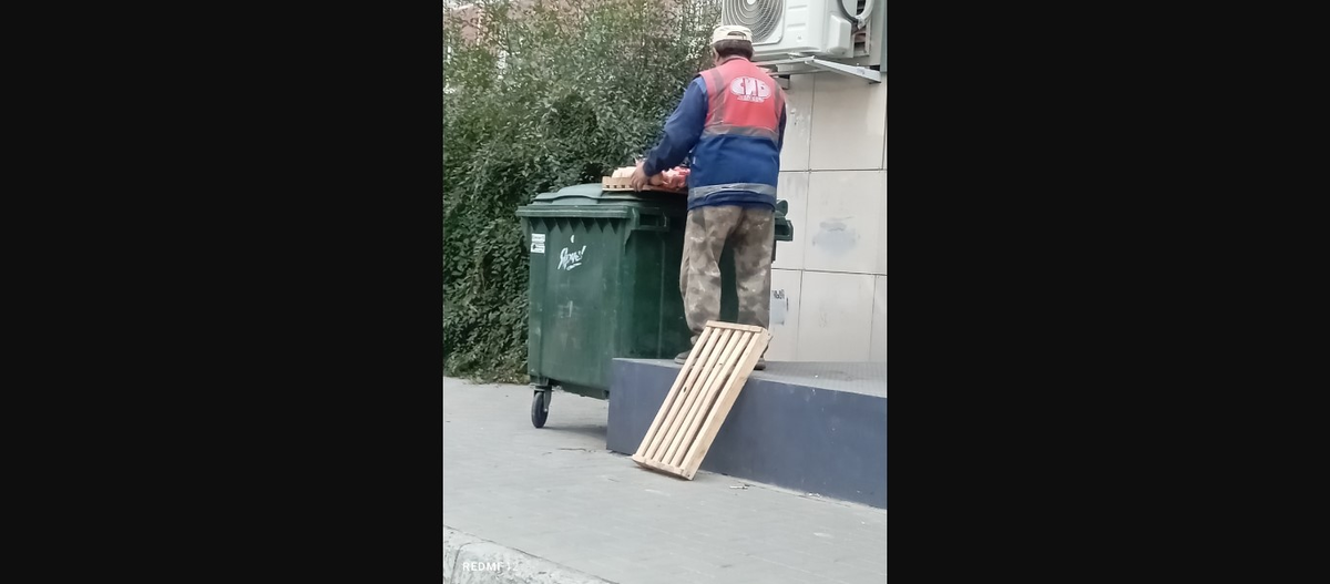 Покупатели в недоумении: в Омске хлеб размещают на мусорных баках