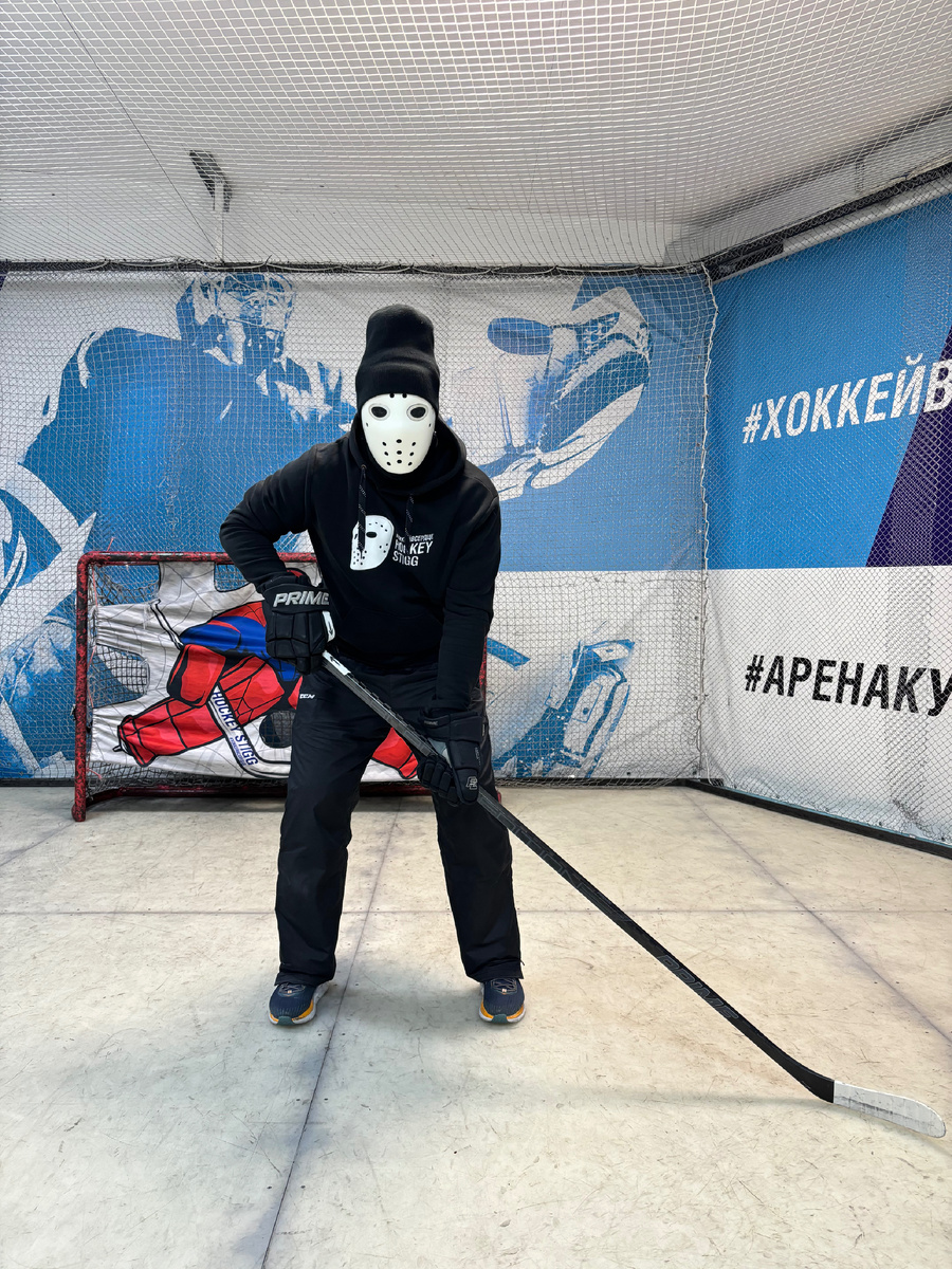 Как держать хоккейную клюшку.