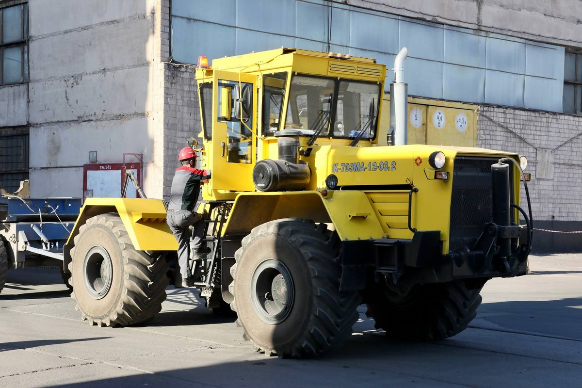 Счётчик времени наработки уже отмерил первые сотни моточасов, которые новая техника наработала на дорогах Уральской Стали