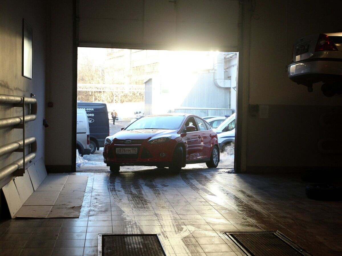    Автомобиль выезжает из сервисного центра после технического осмотра© РИА Новости . Константин Чалабов