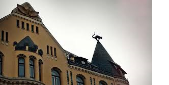 По легенде, богатый рижский домовладелец Блюмер очень хотел стать членом Большой гильдии купцов, однако ему в этом постоянно отказывали. Тогда он заказал скульптурные изображения чёрных котов с выгнутыми спинами и установил их на остроконечных башенках своего жилища на улице Мейстару. Котов расположил так, чтобы они смотрели хвостами в сторону окон рабочего кабинета главы Большой гильдии. 