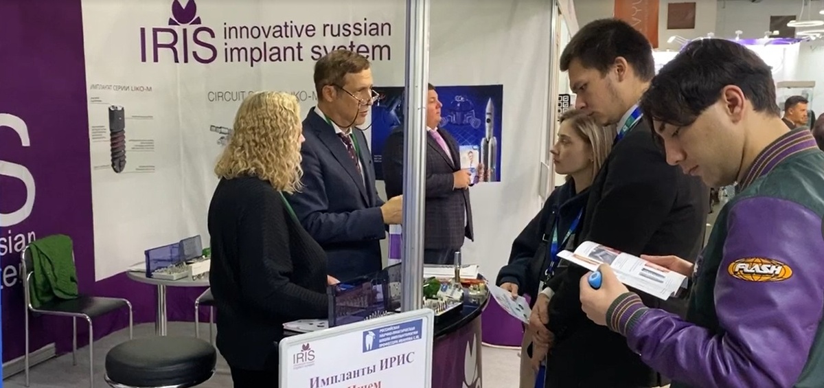 Рассказываем об имплантах ИРИС посетителям выставки.