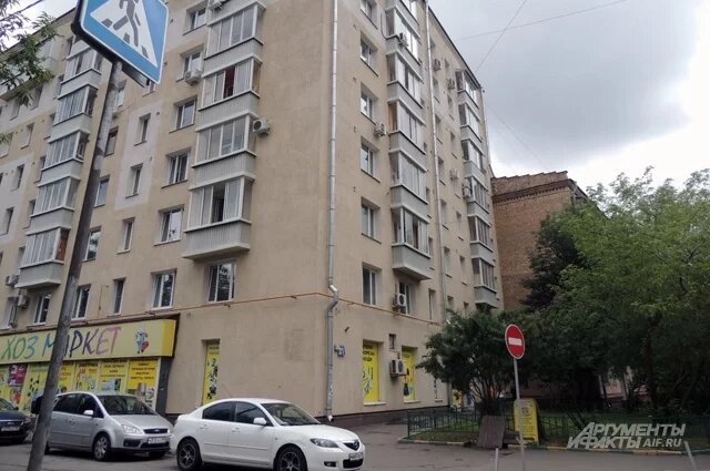    Можно ли выписать из квартиры человека, который живет в другой стране?