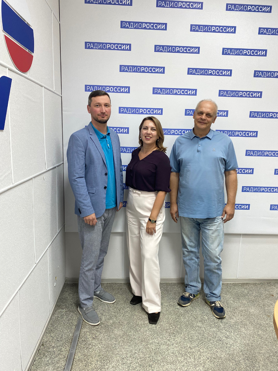© Эвелина Гаевская, соцсети @evelinagaevskaya Фото после эфира на Радио России, с генеалогом Марком Батурлинский и радиоведущим Алексеем Семиным