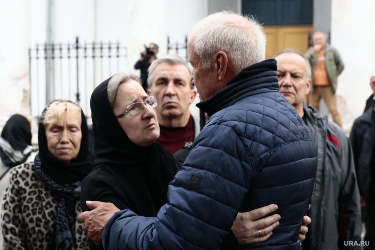 Сергей Гармаш сказал вдове Мадянова слова утешения. Фото: Роман Наумов © URA.RU