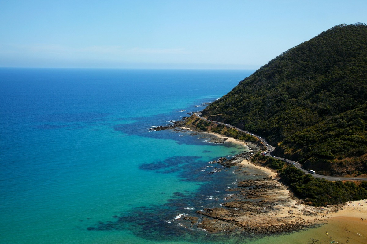 Такой вид будет в начале пути на смотровой площадке Teddy's Lookout недалеко от города Торки. Кстати, в Торки есть популярный среди сёрферов пляж Bells Beach, на котором они ежегодно проводят международные соревнования Rip Curl Pro. Фото: Wenhao Ji / Unsplash