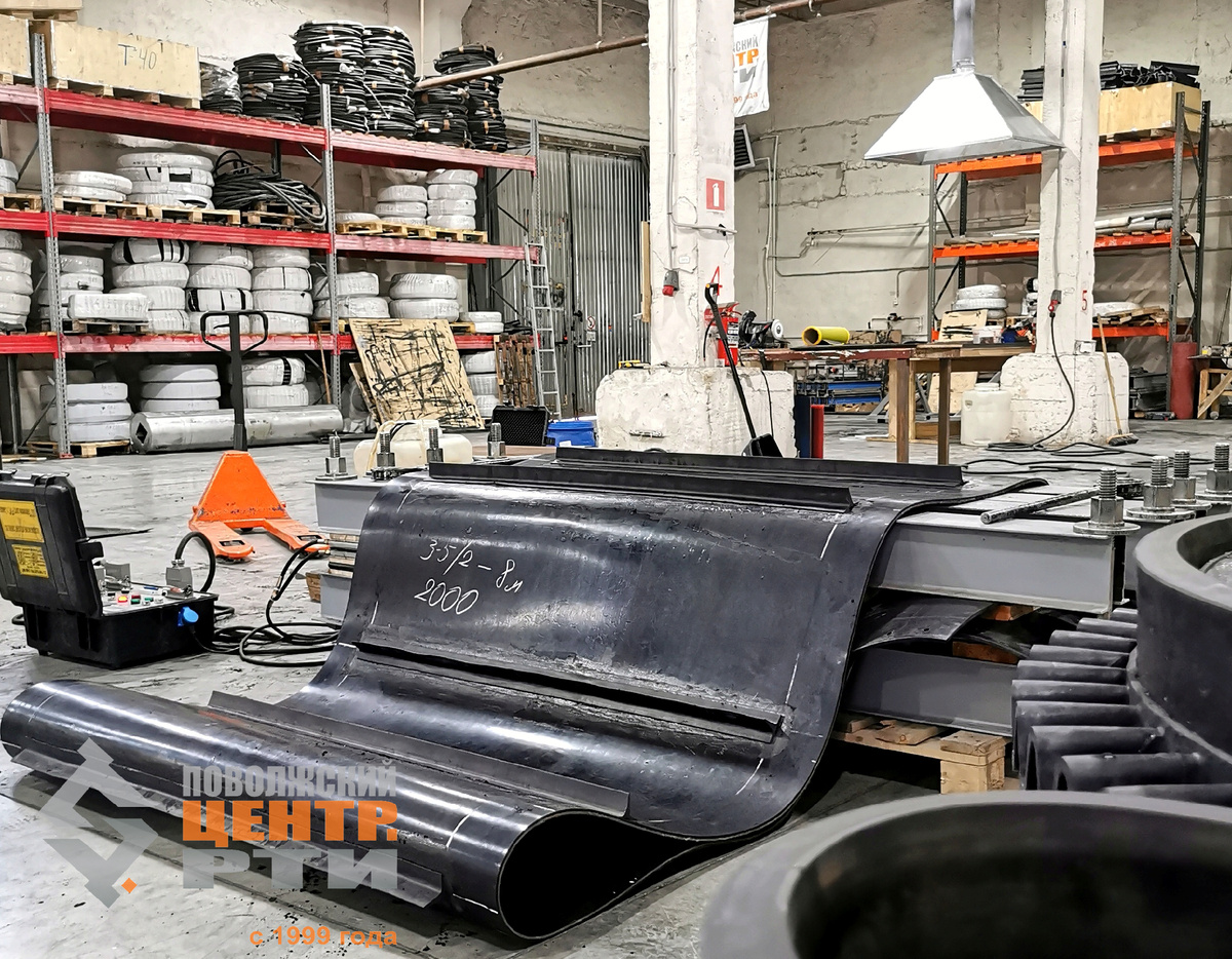 Конвейерная лента шириной 2000мм в процессе стыковки методом горячей вулканизации