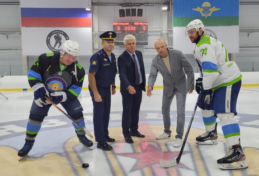 На символическом вбрасывании шайбы – старший преподаватель кафедры горной и физической подготовки Алексей Шмелев, отец героя – Сергей Шамшеев и депутат Рязанской областной Думы Роман Иголкин