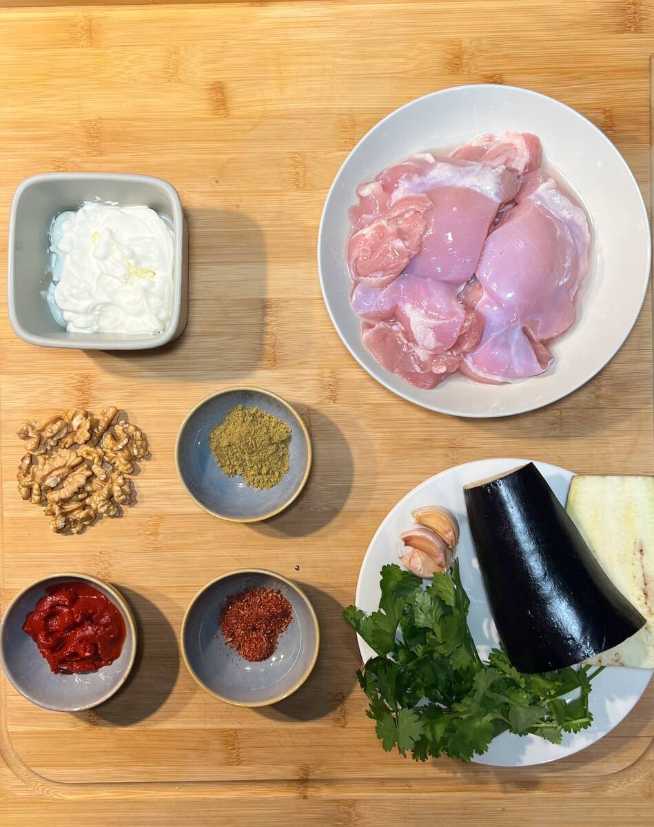 Куриные бедра лучше использовать без кости.