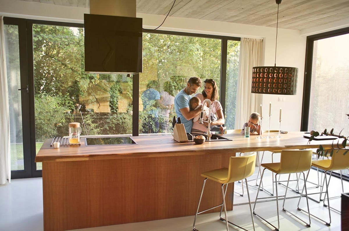 Окна от пола до потолка на кухне