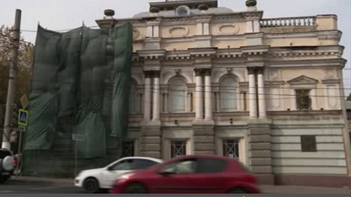    В Курске ремонтируют фасад концертно-творческого центра имени Щепкина