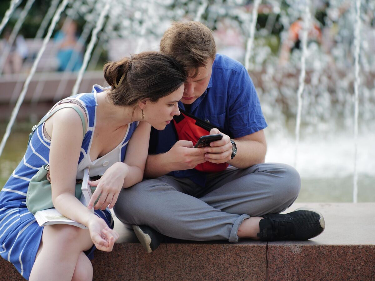    Молодые люди у фонтана на Тверском бульваре в Москве.© РИА Новости / Сергей Пятаков