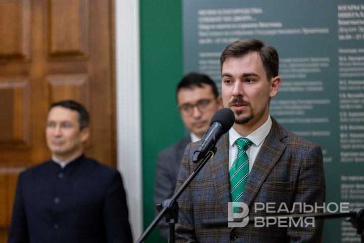 Куратор выставки и научный сотрудник Отдела Востока Государственного Эрмитажа Константин Петров. Мария Зверева / realnoevremya.ru