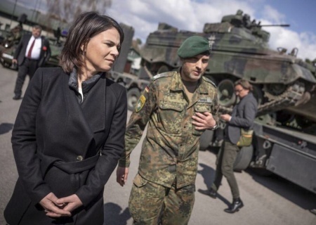    Бербок связала отказ от поддержки Украины к росту военных преступлений в других странах