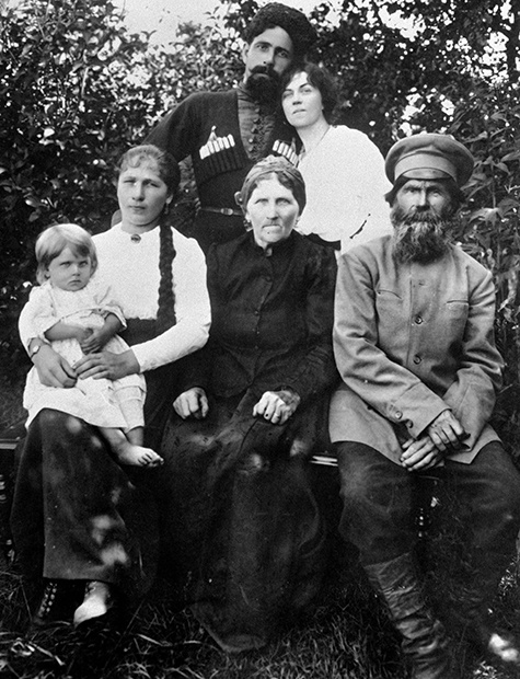 Александра Коллонтай с семьей своего мужа Павла Дыбенко, Фото из открытых источников 