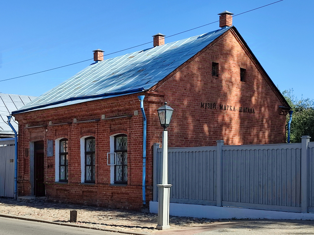 Каменный дом на улице Покровской построен отцом художника в начале 1900-х