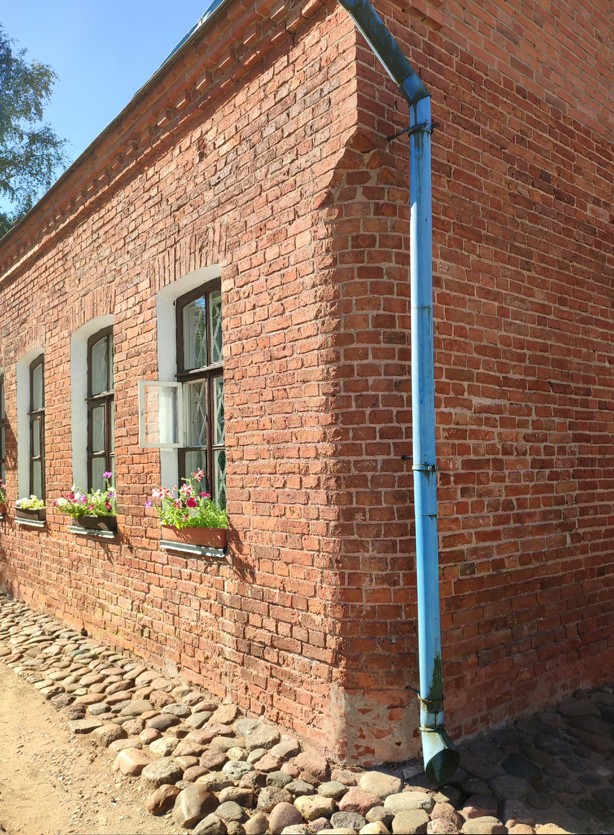 Круглый угол дома. Телеги сейчас не ездят, а то бы водосток мешал 🤔