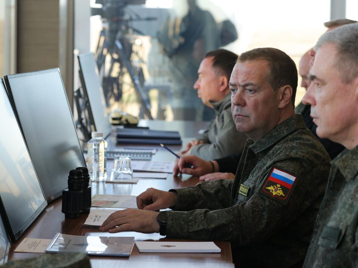    Заместитель председателя Совета безопасности РФ Дмитрий Медведев во время посещения полигона "Капустин Яр" в Астраханской области© РИА Новости / Екатерина Штукина