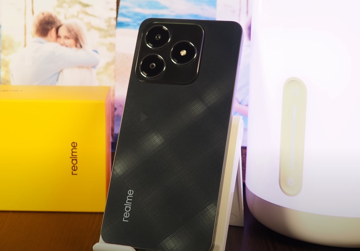    Дизайнеры Realme C61 определённо вдохновлялись топовыми устройствами от Apple. Источник: YouTube @qukeru