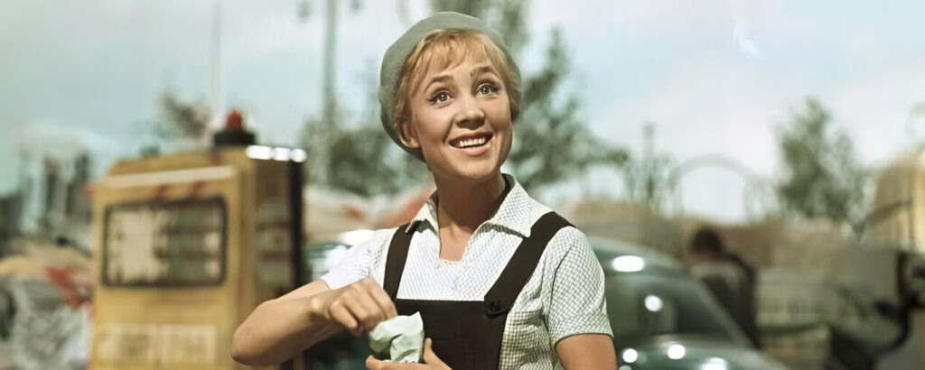    Надежда Румянцева в роли Людмилы Добрыйвечер. Кадр из фильма «Королева бензоколонки»