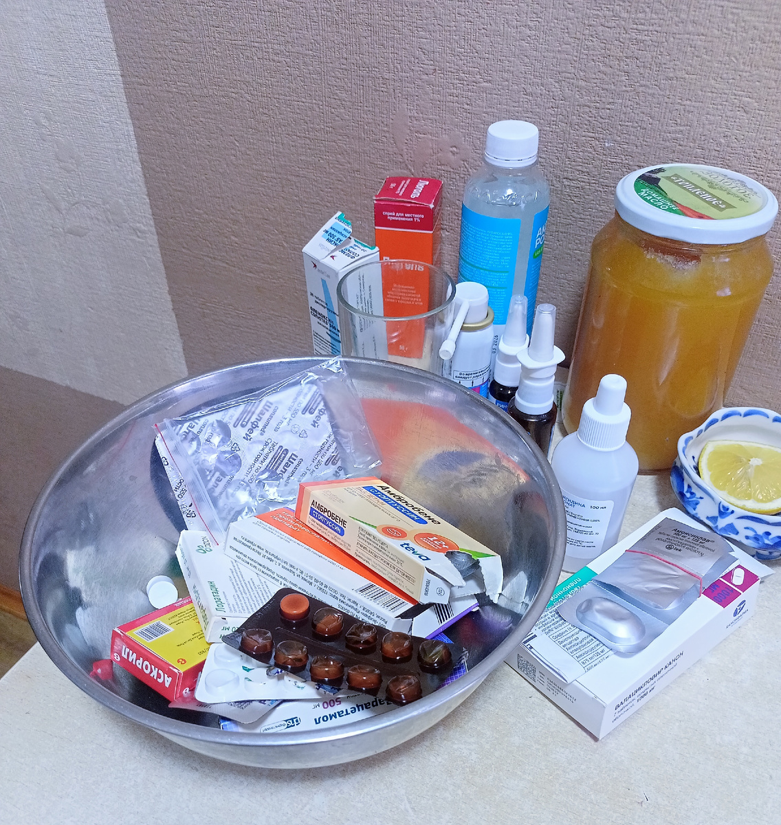 Так выглядит уголок стола на кухне.