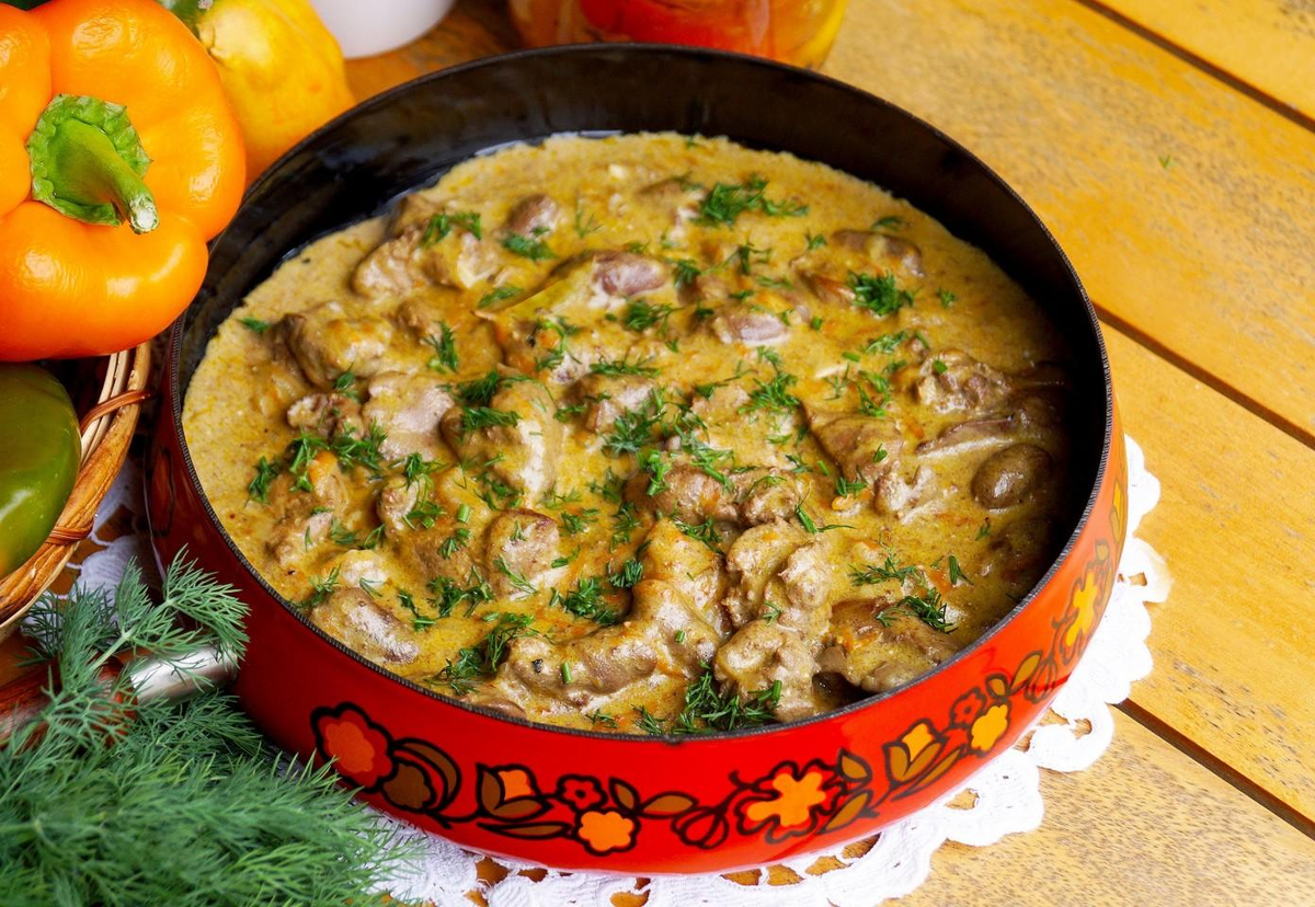 Куриная печень и сердечки в сметане