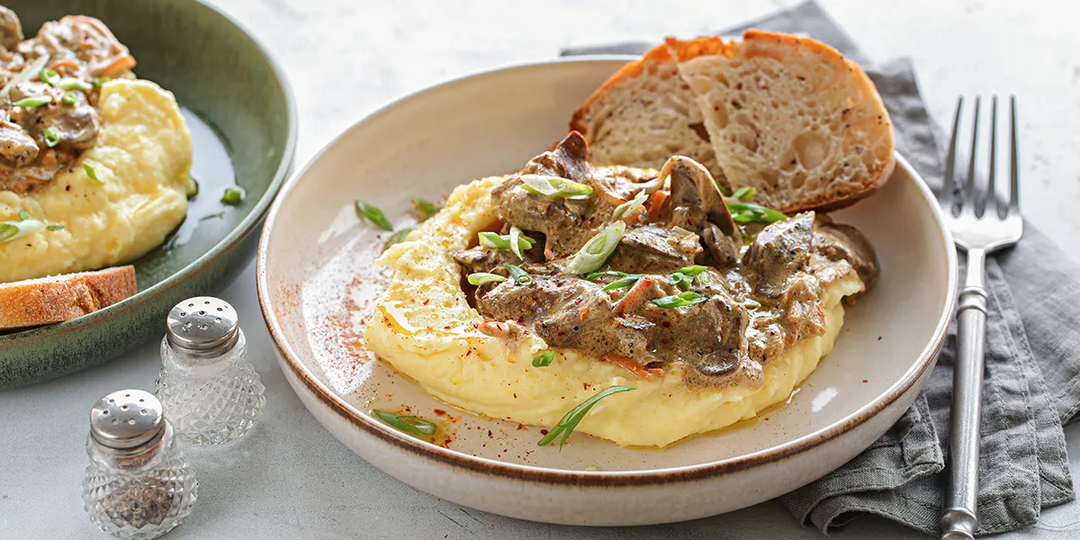 Куриная печень и сердечки в сметане