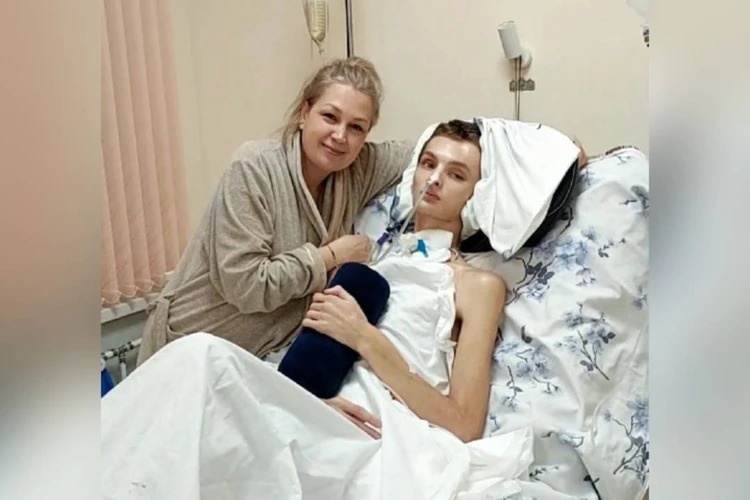 Никита сам переворачивается, пытается сесть, ест, общается жестами, даже шутит. Фото: из личного архива героев публикации 