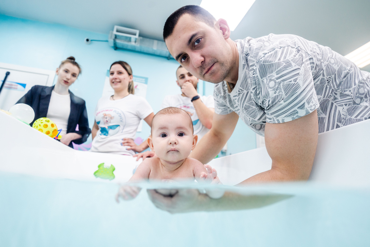 Для нормализации веса ребенка наилучшим видом физической активности выступает плавание